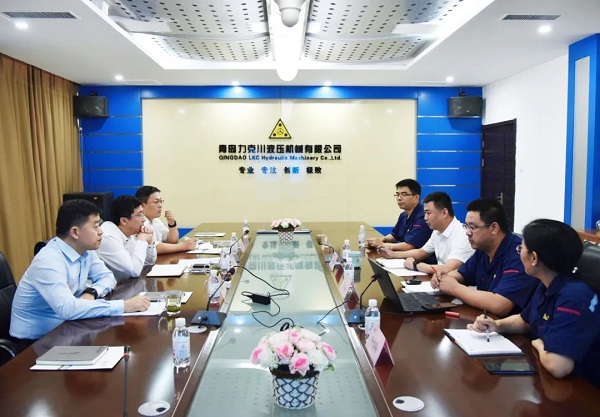 為高質(zhì)量發(fā)展賦能！青島高新區(qū)李天傳主任至力克川液壓調(diào)研2.jpg